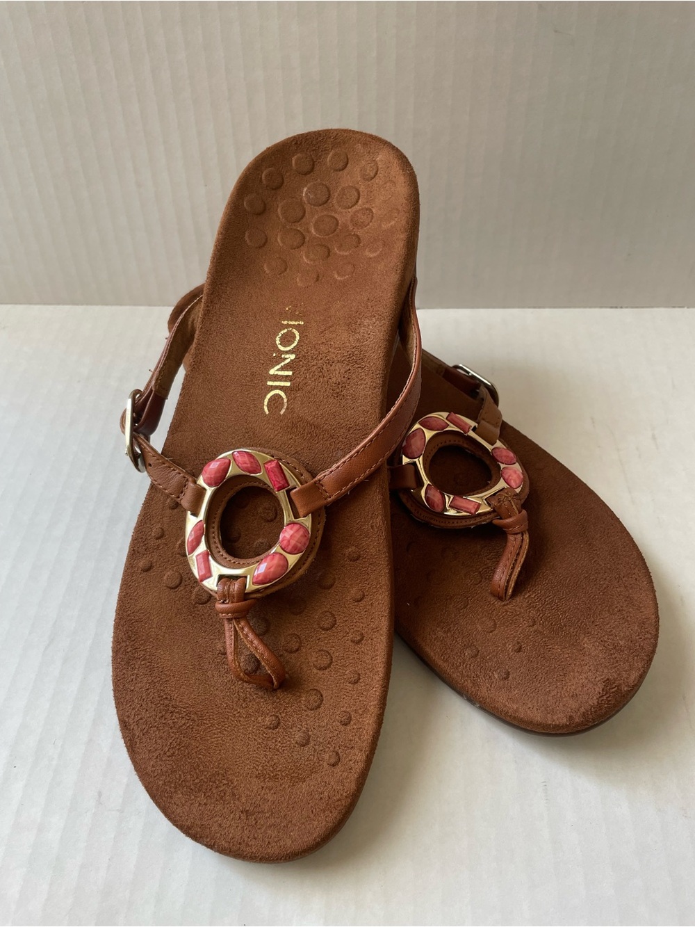 Women’s Vionic Brown Leather Thong Sandals Adjustable Buckle Strap Pink Accent 8